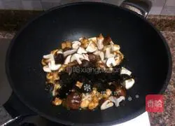 Illustration of how to make shiitake chicken with mushrooms 10