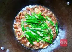 Illustration of how to make fried large intestine with green pepper 10