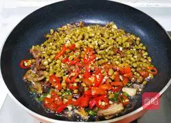 Illustration of how to stir-fry and soak cowpeas with oil residue 9