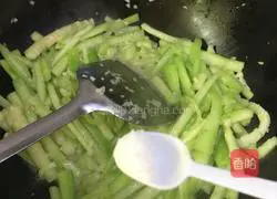 Illustration of how to cook loofah with fried meat 19