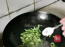 Illustration of how to stir-fry shredded pork with green pepper 3