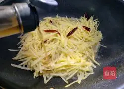 Illustration of how to make pepper and potato shreds 7
