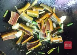 Illustration of braised eel segments 4
