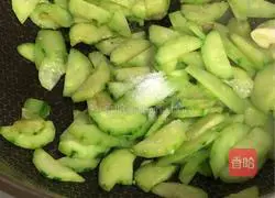 Illustration of how to make cucumber and fried meat 3