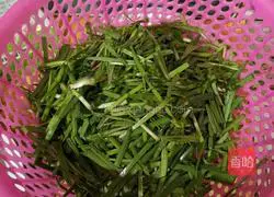 How to make scrambled eggs with leeks Illustration 1