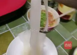 Illustration of how to make crystal meat rolls 3