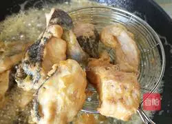 Illustration of how to make spicy and sour fish cubes 5