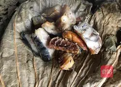 Illustration of how to make steamed preserved fish in lotus leaves 7