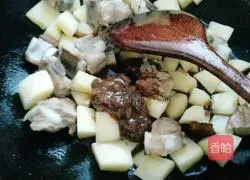 Illustration of how to cook pork ribs with potatoes 11