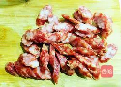 Illustration of how to make fried snow peas with sausage 2