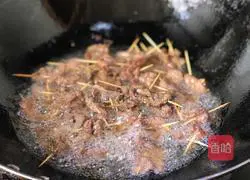 An illustration of how to make beef with toothpicks 6