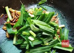 Illustration of how to make shredded pork with garlic sprouts 10