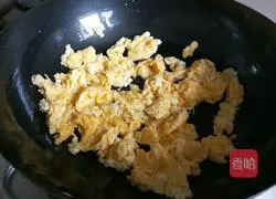 Illustration of how to make scrambled eggs with shredded pepper 8