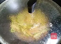 Illustration of how to stir-fry brussel sprouts with minced garlic 15