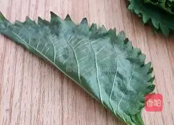 Illustration of how to make perilla leaf egg dumplings 5