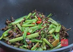 Illustration of how to make fried chicken gizzards with celery 9