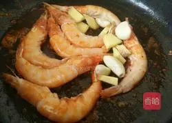 Illustration of how to make spicy hot pot shrimp 10