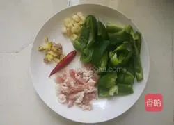 Illustration of how to stir-fry shredded pork with lettuce and green pepper 2