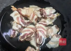 Illustration of how to make garlic bacon 2