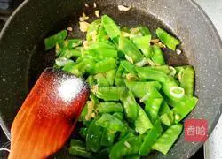  Illustration of how to make fried snow peas 6