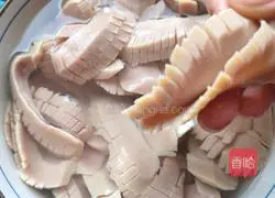 Illustration of how to make waist flowers 1