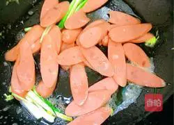 Illustration of how to make ham and scrambled eggs 5