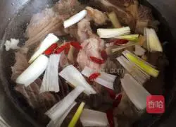 Illustration of how to cook mutton chops and stewed radish 6