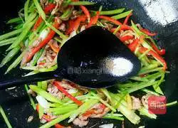 Illustration of how to make fried shredded pork with celery 9