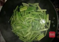 Illustration of how to make fried celery vermicelli 4
