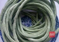 Illustration of home-style stir-fried beans with meat 1