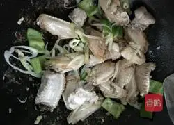 Illustration of how to stew chicken and pork ribs with potatoes and carrots 10