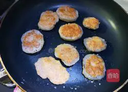 Illustration of how to make sweet shrimp and lotus root cake with less oil 13