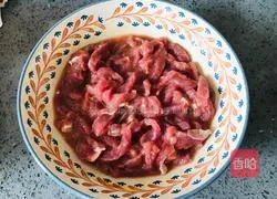 One more step, the beef tenderloin will be smooth, tender, and delicious, juicy green pepper beef tenderloin recipe 1