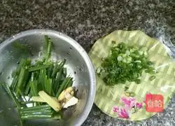 Illustration of how to make golden pomfret baked with gold, silver and garlic 2