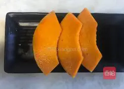 Illustration of how to make steamed pumpkin with red dates and lilies 4