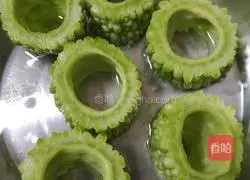 Illustration of how to make bitter melon stuffed with pork and tofu 3