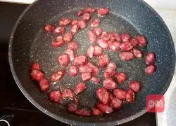 Illustration of how to make fried sausage with snow peas 3