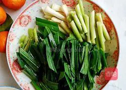 Illustration of how to make shredded pork with garlic sprouts 2