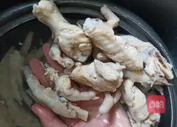 Illustration of how to braise chicken feet and wings in rice cooker 1