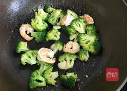 Illustration of how to stir-fry broccoli with shrimp 8
