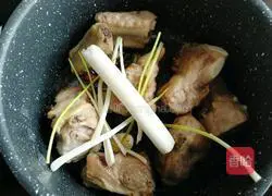 Illustration of how to cook ribs with daylily 9