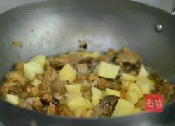 Illustration of how to cook potato stewed ribs 7
