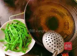 Illustration of how to stir-fry green beans with beef brisket 5