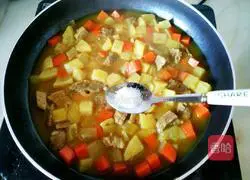 Illustration of how to make curry beef rice 20