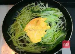 Illustration of how to make scrambled eggs with lettuce 16