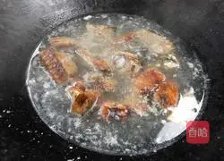 Illustration of how to steam cured fish in lotus leaves 3