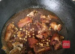 How to braise pig's feet with soybeans Illustration 21