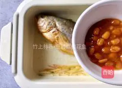 Illustration of how to cook yellow croaker with bean paste 6
