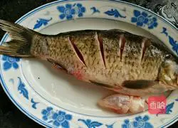 Illustration of how to make super tender, delicious and nutritious steamed crucian carp 1