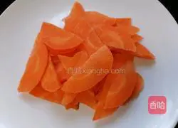 Illustration of how to stir-fry fungus with carrots 2